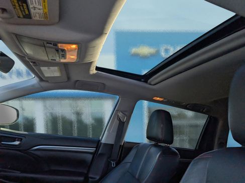 Used 2019 Toyota Highlander SE image 19