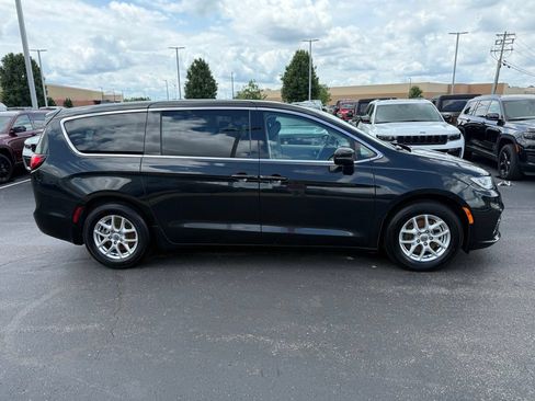 Certified 2023 Chrysler Pacifica Touring-L FWD image 3