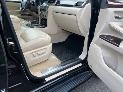 Used 2013 Lexus LX 570 4WD w/ Luxury Pkg image 19