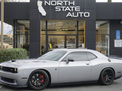 Used 2016 Dodge Challenger SRT Hellcat image 1