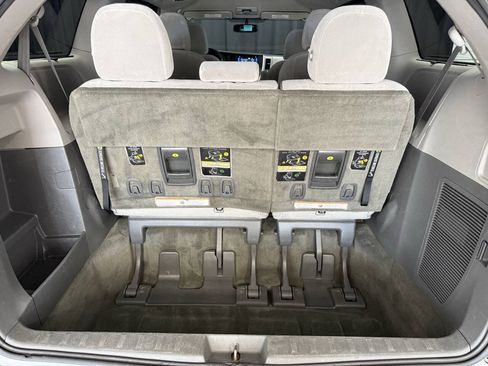 Used 2017 Toyota Sienna LE AWD/4WD image 23