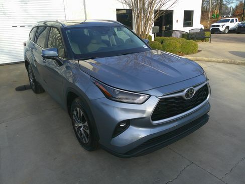 Used 2023 Toyota Highlander XLE image 2