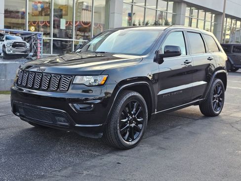 Used 2020 Jeep Grand Cherokee Altitude image 3