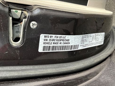 Used 2023 Chrysler Pacifica Limited FWD image 17