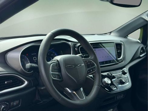 Used 2025 Chrysler Pacifica Select FWD image 14
