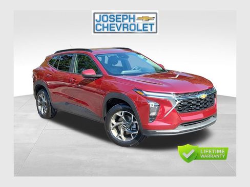 Used 2025 Chevrolet Trax LT FWD image 1