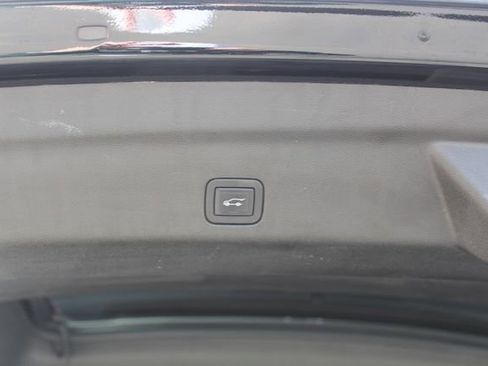 Used 2023 Chevrolet Suburban Z71 w/ Luxury Package image 6