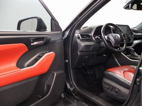 Used 2021 Toyota Highlander XSE AWD/4WD image 10