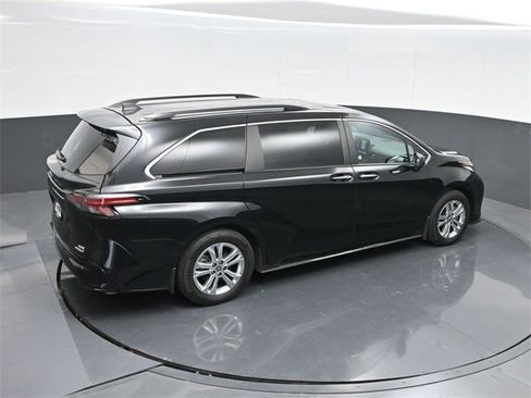 Used 2022 Toyota Sienna XSE image 48