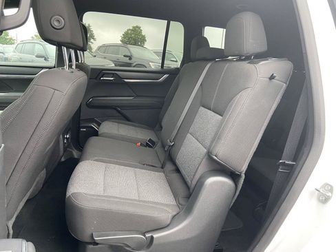 Used 2025 GMC Acadia Elevation AWD/4WD image 18