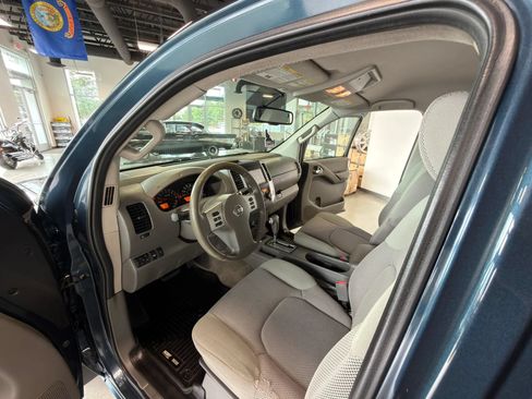 Used 2013 Nissan Frontier SV w/ SV Value Truck Pkg AWD/4WD image 12