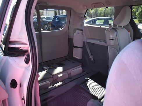 Used 2020 Toyota Sienna LE image 7