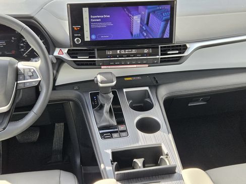 Used 2026 Toyota Sienna XLE FWD image 17