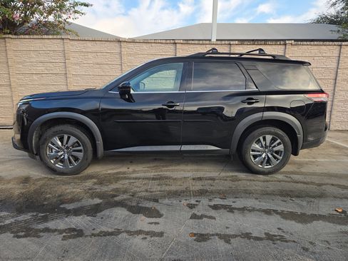 Used 2023 Nissan Pathfinder SV image 6