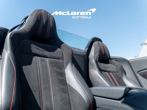 Used 2022 Aston Martin V8 Vantage Roadster RWD image 12