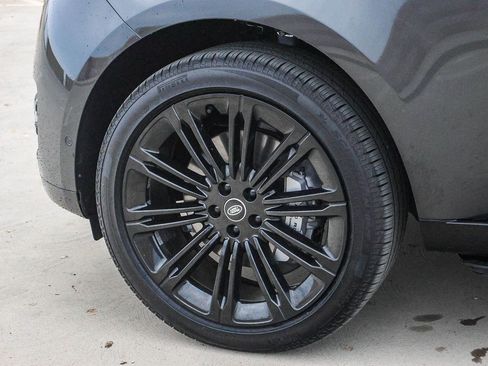 New 2025 Land Rover Range Rover Long Wheelbase SE image 9