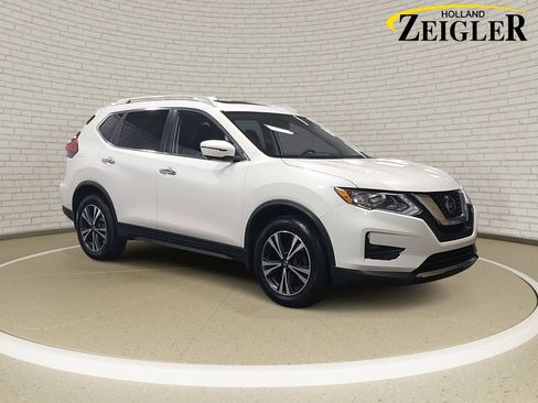 Used 2019 Nissan Rogue SV w/ Sun & Sound Touring Package image 3