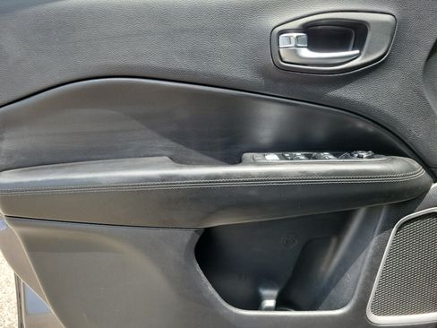 Used 2018 Jeep Compass Latitude FWD image 14