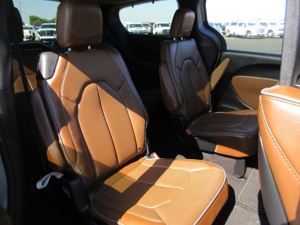 Used 2019 Chrysler Pacifica Limited w/ Tire & Wheel Group FWD image 26