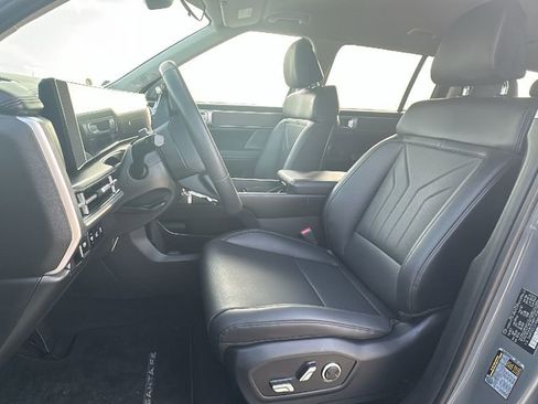 Used 2025 Hyundai Santa Fe SEL FWD image 4
