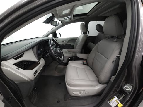 Used 2020 Toyota Sienna XLE Premium FWD image 4