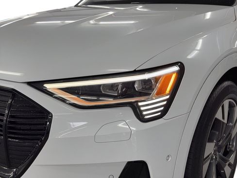 Used 2022 Audi e-tron Premium w/ Convenience Plus Package image 11