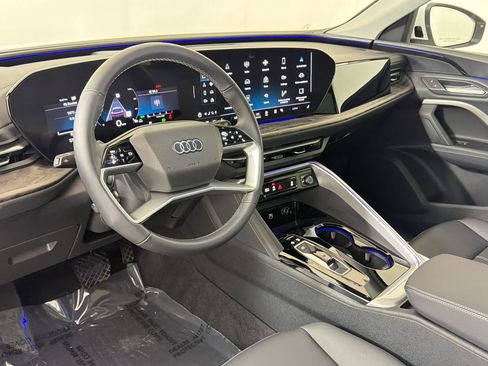 Used 2025 Audi Q5 Premium w/ Convenience Package image 4