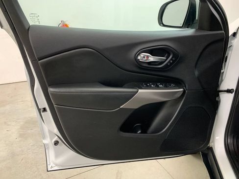 Used 2019 Jeep Cherokee Limited w/ Technology Group AWD/4WD image 17