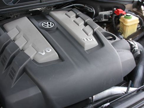 Used 2016 Volkswagen Touareg Sport image 16