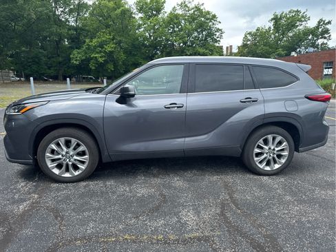 Used 2023 Toyota Highlander Limited FWD image 13