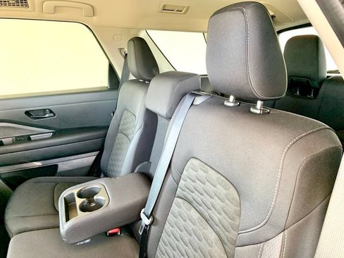 Used 2025 Nissan Pathfinder SV FWD image 18