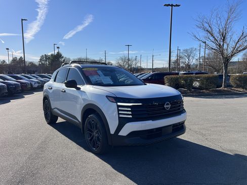 Certified 2025 Nissan Kicks SR w/ SR Premium Package image 3