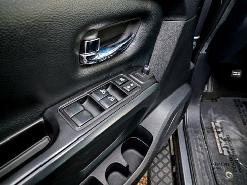 Used 2019 Nissan Titan SV w/ SV Convenience Package image 22