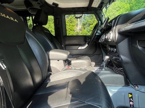 Used 2014 Jeep Wrangler Unlimited Sahara w/ Connectivity Group AWD/4WD image 32