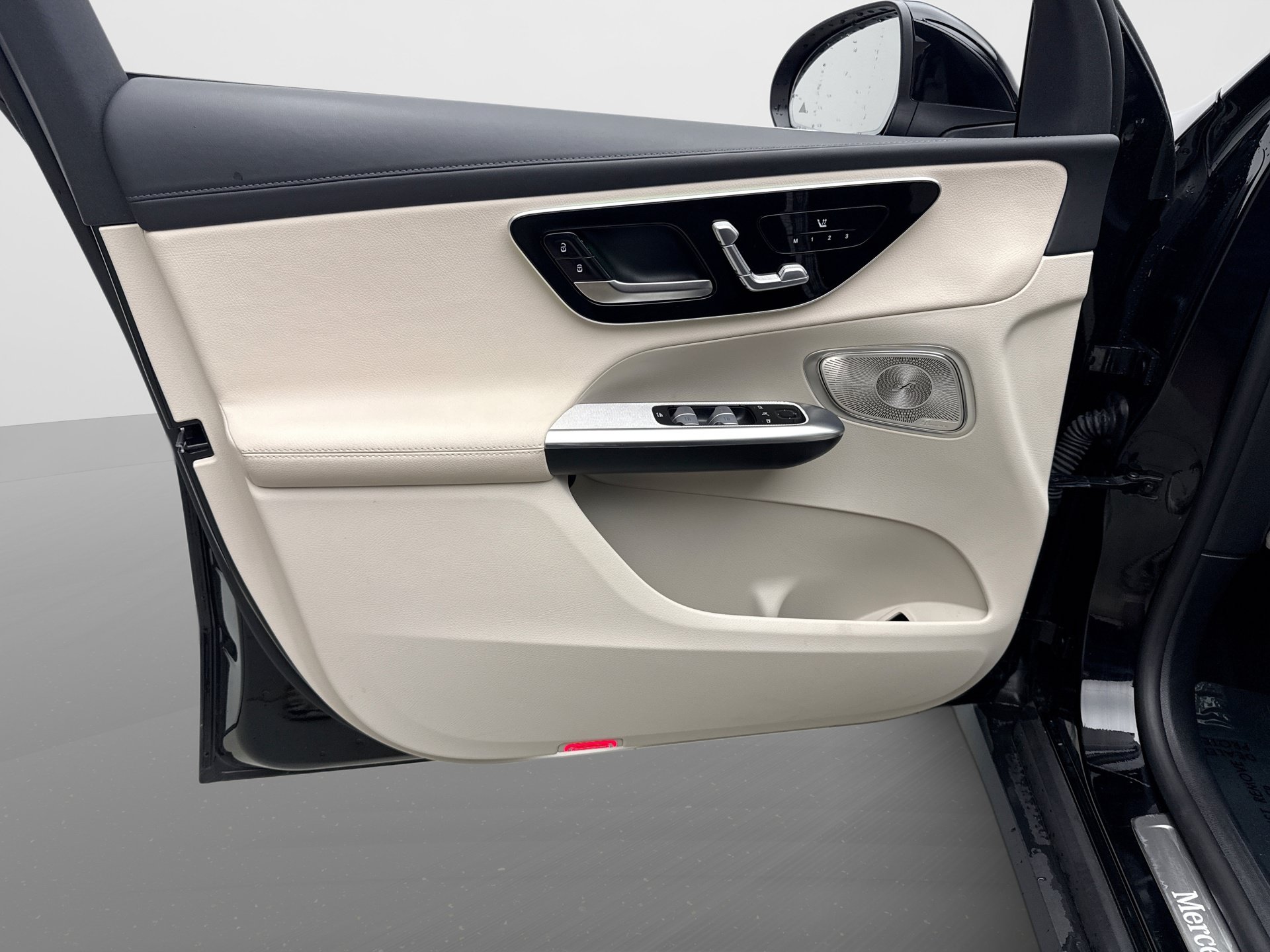 Used 2024 Mercedes-Benz GLC 300 4MATIC image 9