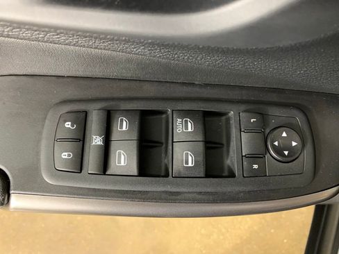Used 2020 Jeep Cherokee Latitude w/ Cold Weather Group AWD/4WD image 17