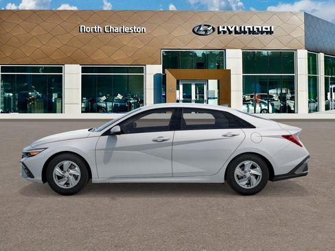 New 2026 Hyundai Elantra SE FWD image 3