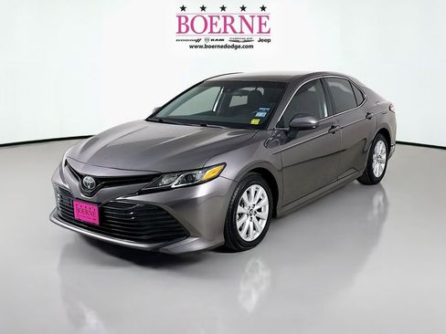 Used 2018 Toyota Camry LE image 3