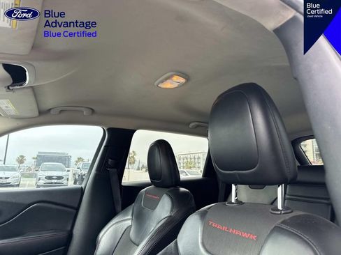 Used 2017 Jeep Cherokee Trailhawk AWD/4WD image 19