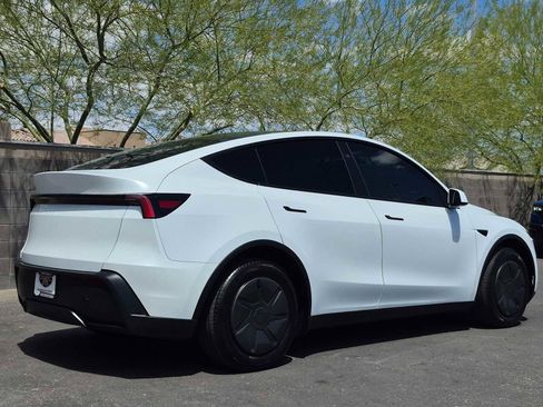 Used 2026 Tesla Model Y 2WD image 9
