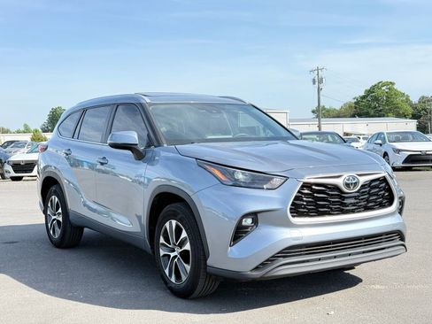 Used 2023 Toyota Highlander XLE image 7