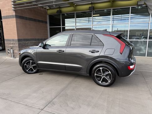 Used 2024 Kia Niro EX w/ EX Cold Weather Package image 5