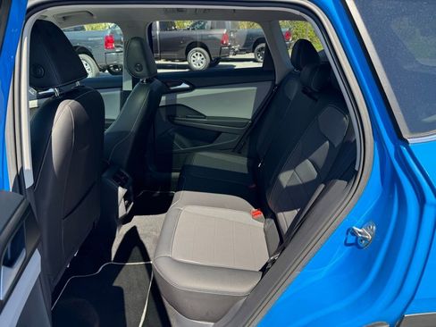 Used 2023 Volkswagen Taos SE w/ Panoramic Sunroof Package AWD/4WD image 18