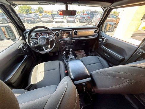 Used 2018 Jeep Wrangler Unlimited Sahara AWD/4WD image 10