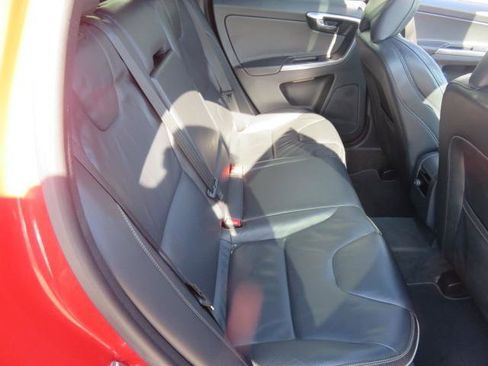 Used 2015 Volvo XC60 T6 R-Design image 24