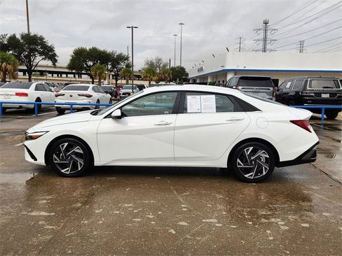 Used 2025 Hyundai Elantra SEL image 4