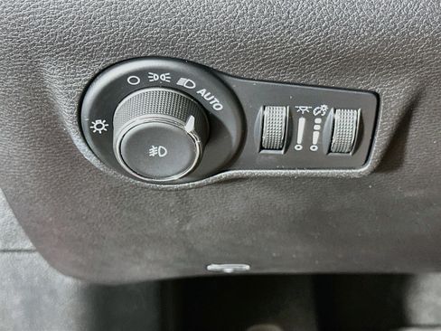 Used 2025 Jeep Compass Trailhawk AWD/4WD image 17
