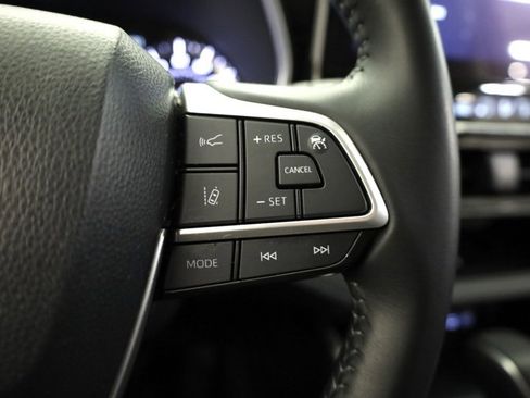 Certified 2023 Toyota Highlander XLE image 27