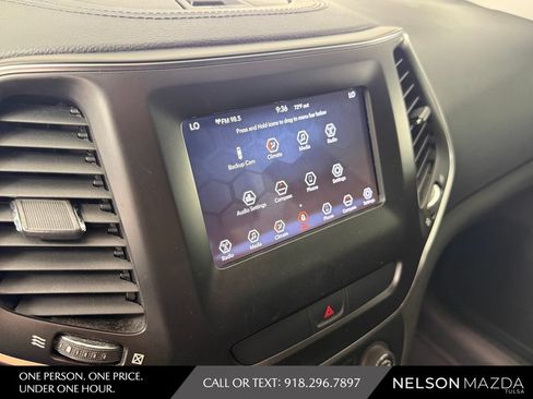 Used 2019 Jeep Cherokee Latitude Plus w/ Comfort/Convenience Group FWD image 27