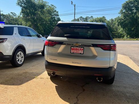 Used 2022 Chevrolet Traverse LS FWD image 9